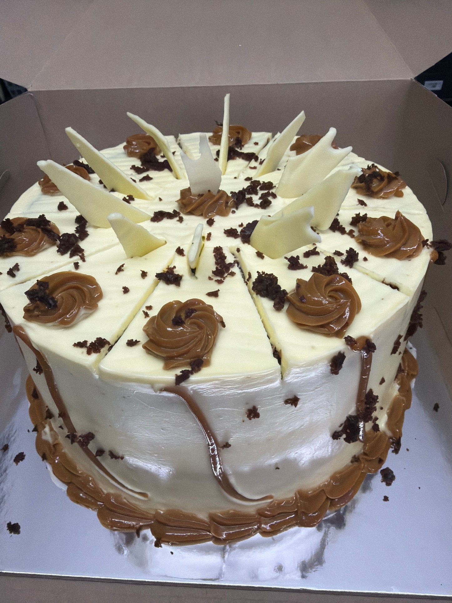 Half vanilla half chocolate cake